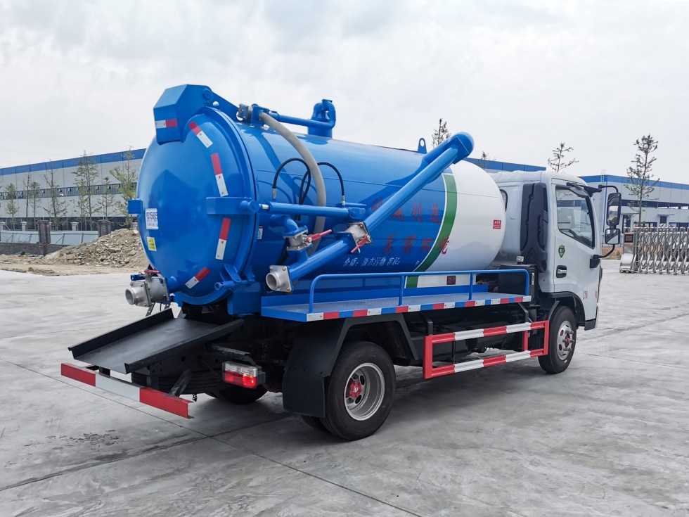 齊東方牌CLD5070GXWEQ6型吸污車